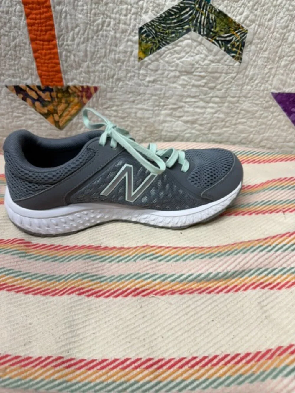 New Balance 420 v4 Woman's Size 7